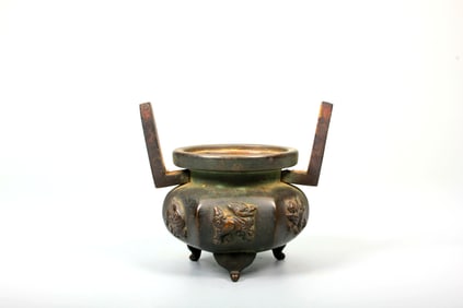 A TRI-POD BRONZE CENSER WITH BEAST PATTERN
