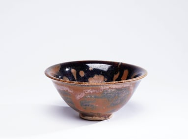 A BLACK-GLAZED IRON-RUST FLOWER TEA BOWL
