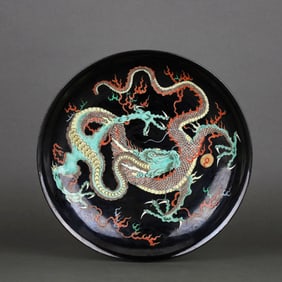 A BLACK-GROUND WUCAI DRAGON-PATTERN DISH