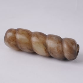 A JADE "LEZI" (PENDANT) WITH SPIRAL-THREAD AND OIL-STAIN PATTERN