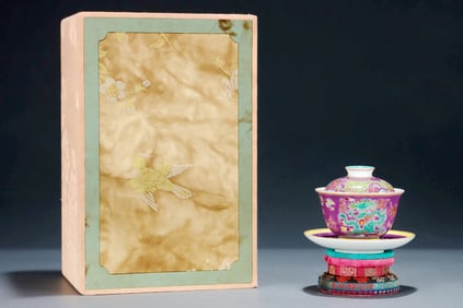 A FAMILLE ROSE DRAGON-PATTERN BOWL AND COVER