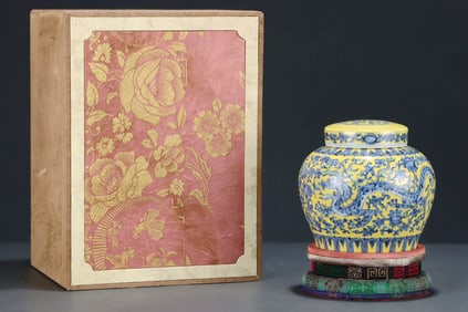 A BLUE AND WHITE YELLOW-GLAZED DRAGON-PATTERN JAR