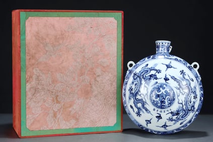 A BLUE AND WHITE RECLINING DRAGON-PATTERN FLASK