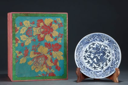 A BLUE AND WHITE DRAGON AND WAVE-PATTERN DISH