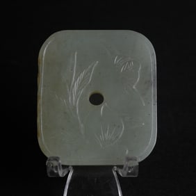 A JADE "AUSPICIOUS LONGEVITY" PENDANT WITH BAT AND PEACH PENDANT