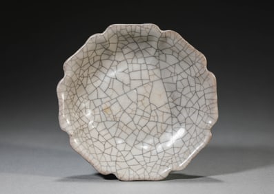 A Ge-Type 'Chrysanthemum Mouth' Dish