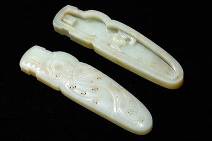 A Jade Carved 'Lute-Form' Covered Box