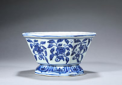 A Blue and White 'Floral' Flowerpot