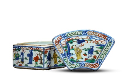 A Wucai 'Narrative Scene' Covered Box