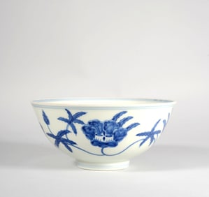 A Blue and White Interlocking Flower Bowl
