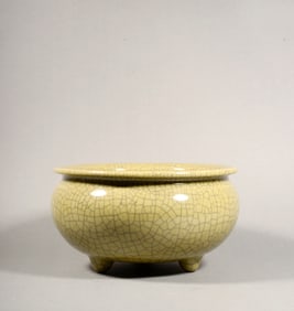 A Yellow Ge-Type Glazed Three-Legged Censer