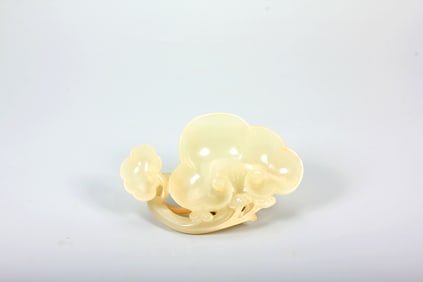 A Hetian Jade Ruyi and Lingzhi Brush Rest