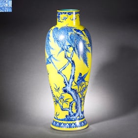 A Blue and White Yellow-Glazed Bangchui Vase