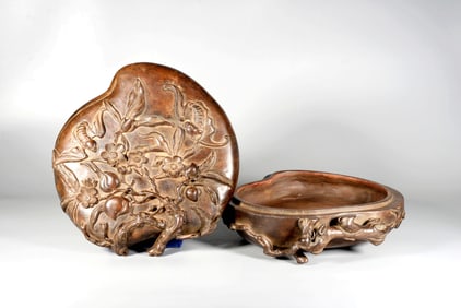 An Agarwood Peach-Shaped Box