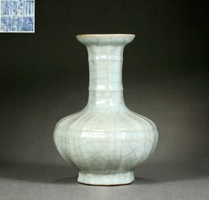 A Ge-Type Glazed Vase