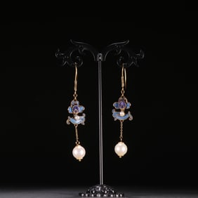 Pair of Gilt Silver Inlaid White Pearl and Blue Feather Carved Flower Pattern Earring