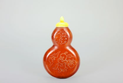 A QIANLONG-ERA CALABASH SNUFF BOTTLE WITH BAT-LONGEVITY MOTIF