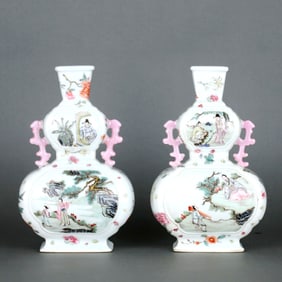 A A Pair Of Famille Rose Flower And Figure Pattern Double-Handed Flat Gourd Bottles