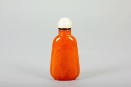 AN AMBER SNUFF BOTTLE