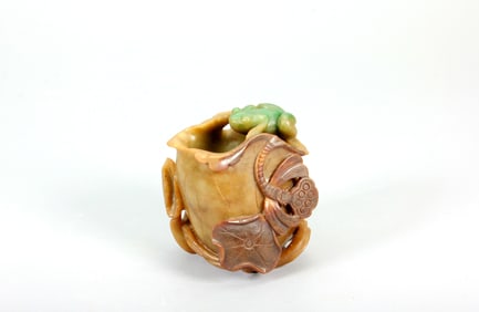 A JADEITE INK DROPPER WITH FROG AND SUMMER POND DESIGN