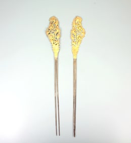A PAIR OF GILT-SILVER HAIRPINS WITH FLOWER-BIRD PATTERN