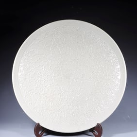 A Pea-Green Glazed Carved 'Interlocking Flower And Five Bats' Dish