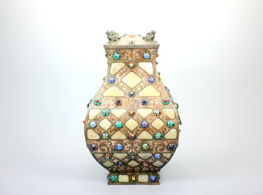 A SQUARE BRONZE VASE WITH GOLD INLAY AND HETIAN JADE "DRAGONFLY EYE"