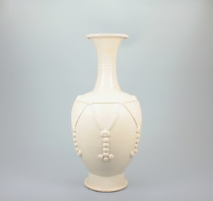 A DINGYAO VASE WITH DRAGON-PHOENIX PATTERN