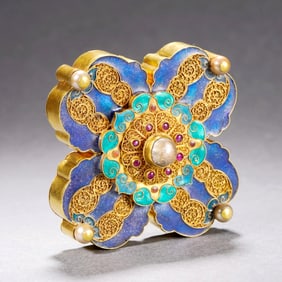 A GOLD FILIGREE JEWELRY BOX