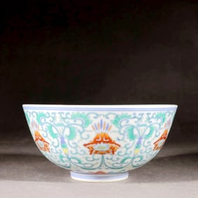 A DOUCAI BOWL WITH FLORAL PATTERN