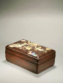 A LACQUERED COVER BOX WITH SHELL CARVING
