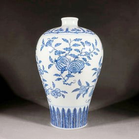 A BLUE-AND-WHITE PRUNUS VASE WITH MELON-FRUIT PATTERN