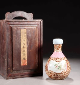 A FAMILLE ROSE GARLIC-HEAD VASE WITH PANELS