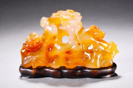 AN AGATE MOUNTAIN ORNAMENT