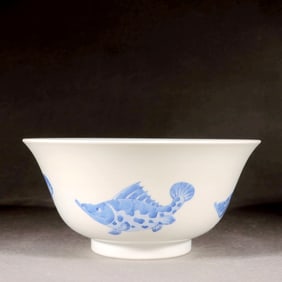 A BLUE-AND-WHITE BOWL WITH FISH PATTERN