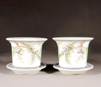A PAIR OF FAMILLE ROSE FLOWER POTS WITH BIRD-FLOWER DESIGN