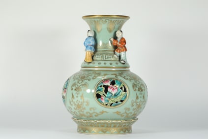 Famille Rose Gold Drawing Lotus Flower Pattern Porcelain Vase