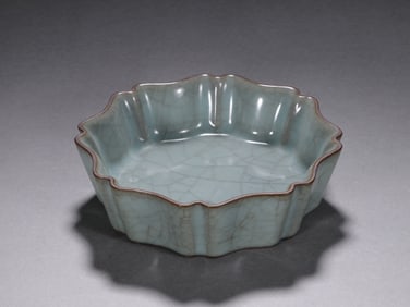 Guan Ware Porcelain Plate