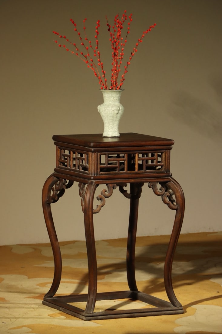 Wood Carved Flower Pattern Table: Wood Carved Flower Pattern Table (84 x 52cm)