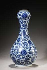 A Blue and White 'Interlocking Lotus' Vase