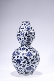 A Blue and White 'Interlocking Flowers'  Vase