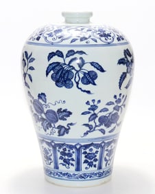 A BLUE AND WHITE 'FLOWER AND FRUIT' PRUNUS VASE