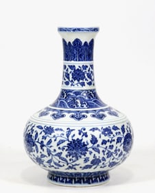 A BLUE AND WHITE 'FLORAL' VASE