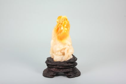 AN IMPERIAL CARVED SHOUSHAN TIANHUANG STONE 'MOUNTAIN' SEAL