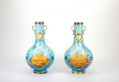 A REVERSE-PAINTED SNUFF BOTTLE WITH CAT DESIGN