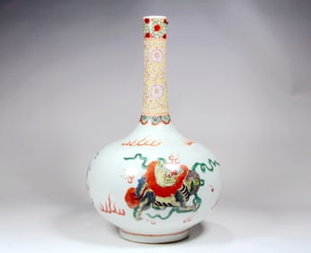 A WUCAI 'LION'VASE