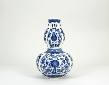 A BLUE AND WHITE GOURD VASE
