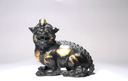 A GILT BRONZE LION ORNAMENT
