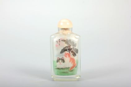 A REVERSE-PAINTED SNUFF BOTTLE WITH CAT DESIGN
