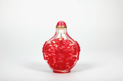 A GLASS SNUFF 'DRAGON' BOTTLE
